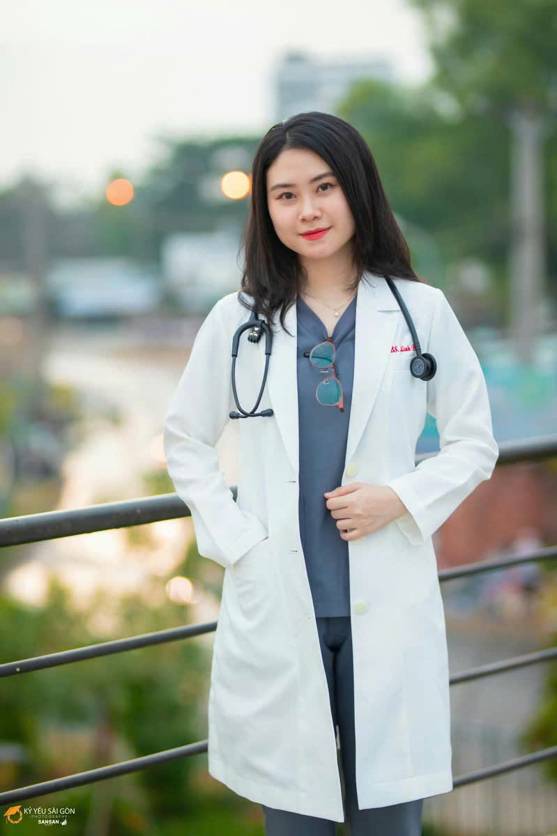 Thạc sĩ Châu Nhật Linh Đan thăm khám và tư vấn cho bệnh nhân