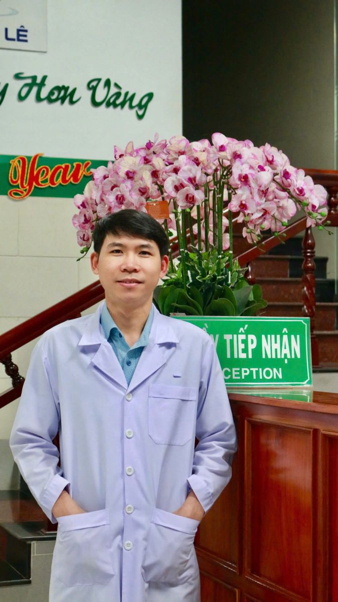 Bác sĩ Trần Phương Vĩnh tư vấn và giải thích phác đồ điều trị