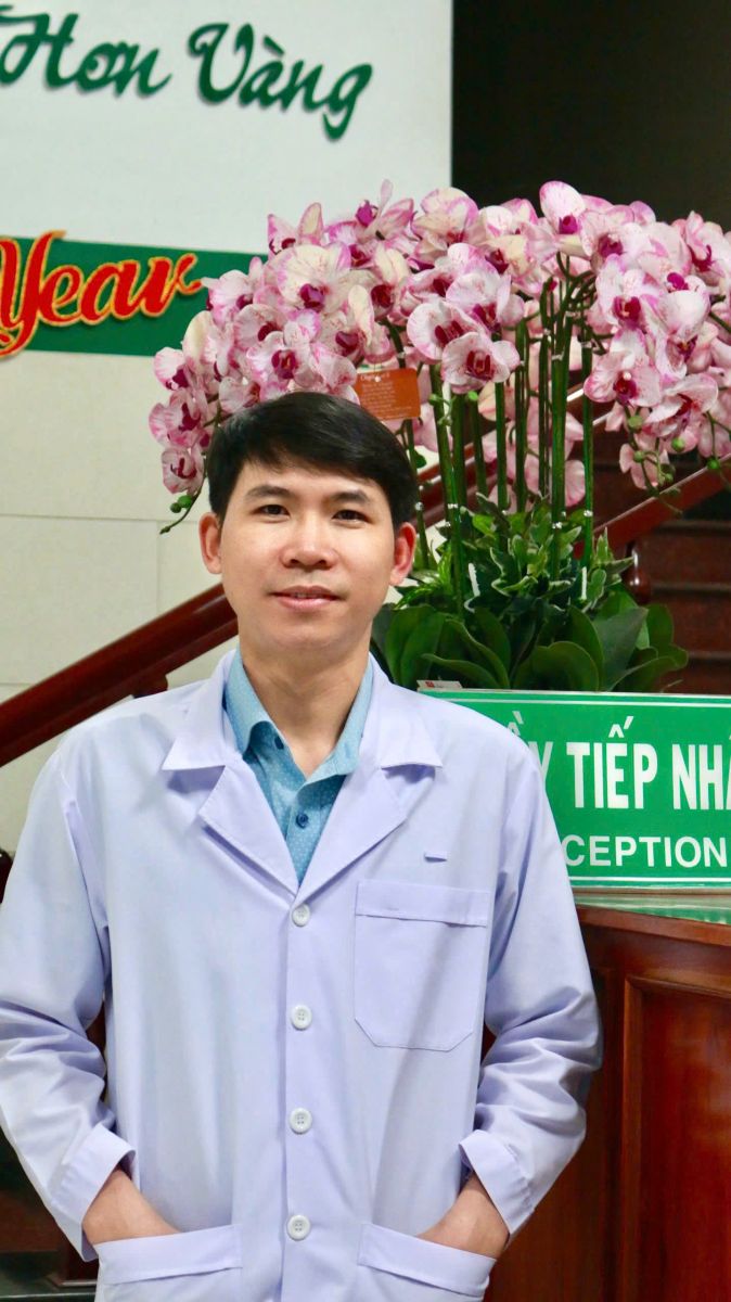 Bác sĩ chuyên khoa Trần Phương Vĩnh thăm khám cho bệnh nhân