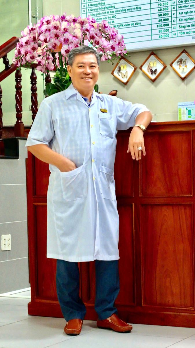 Bác sĩ Chuyên khoa II Châu Văn Đệ thăm khám cho bệnh nhân