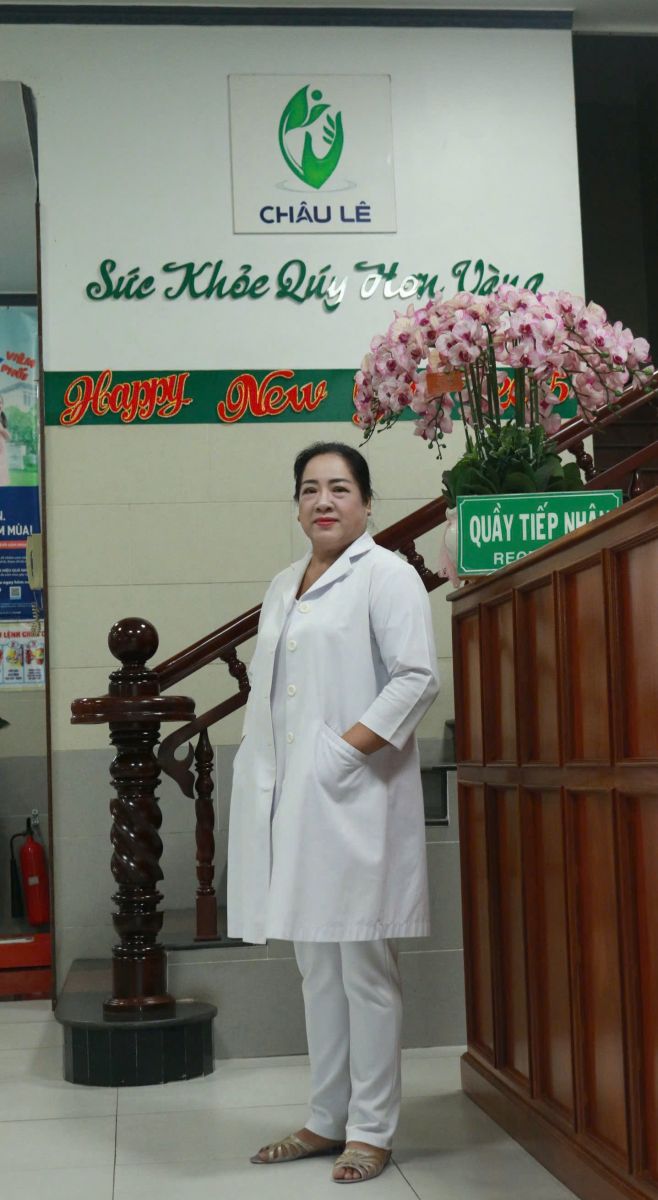 Bác sĩ Trần Thanh Thủy tư vấn điều trị cho bệnh nhân