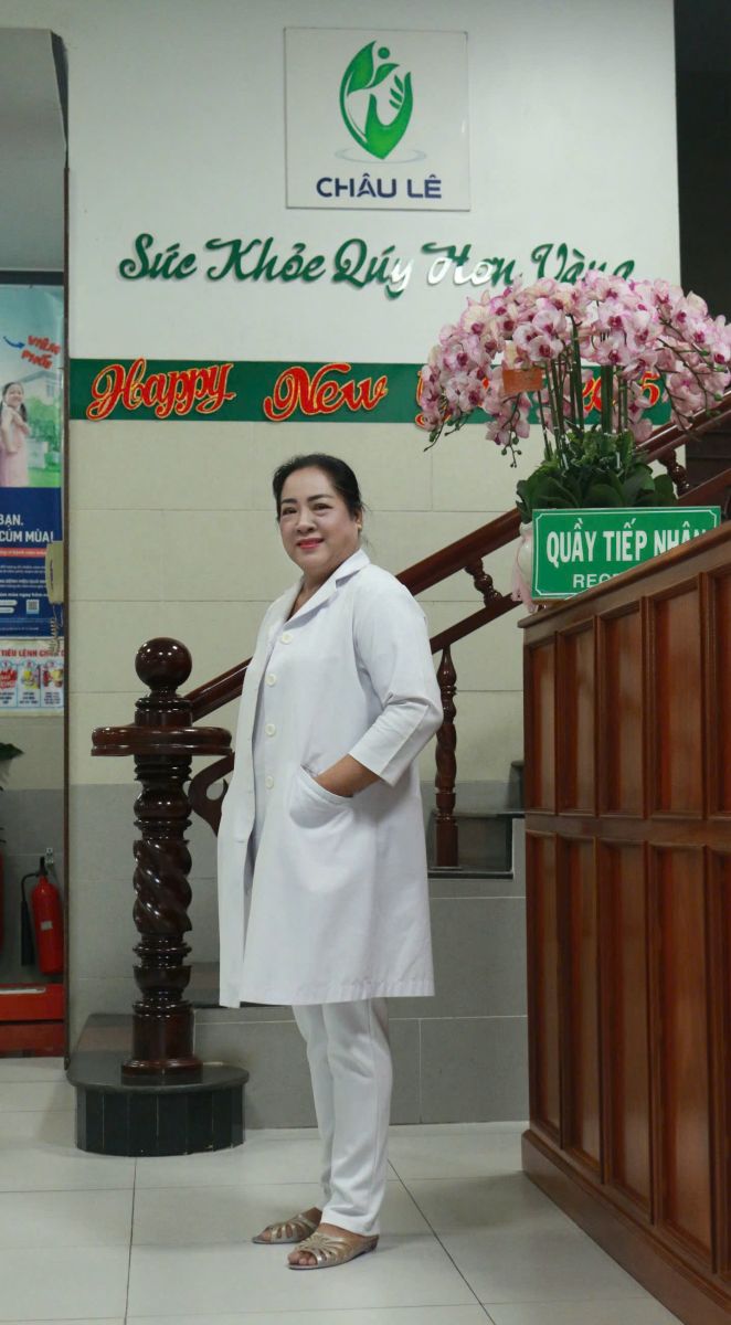 Bác sĩ chuyên khoa Trần Thanh Thủy thăm khám bệnh nhân