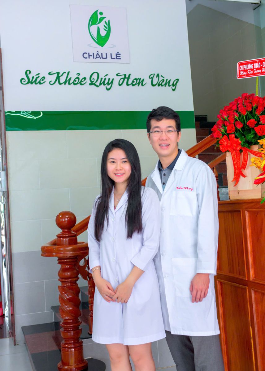 Thạc sĩ Châu Nhật Linh Đan trao đổi chuyên môn tại phòng khám
