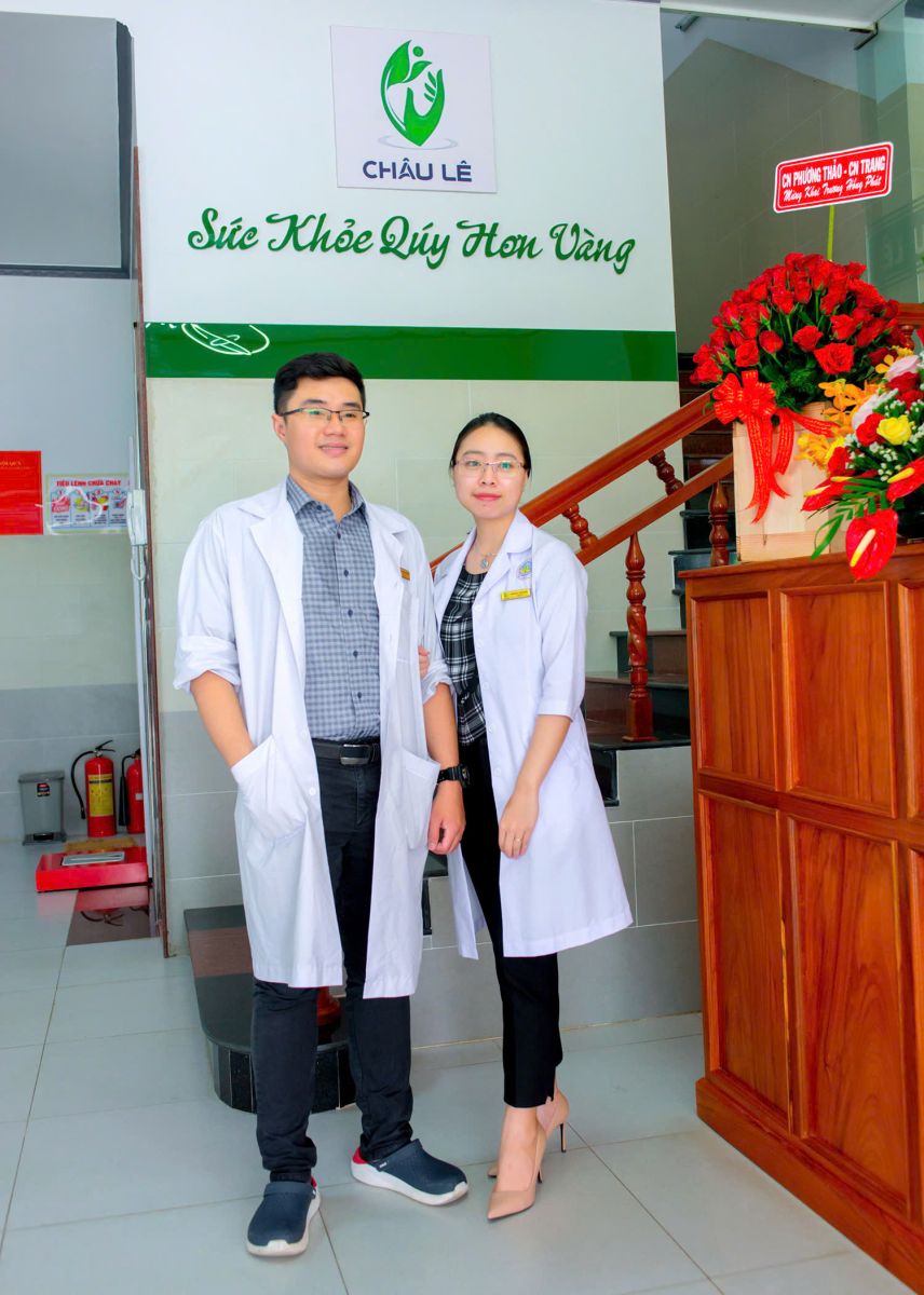 Bác sĩ Châu Nhật Thái Duy tư vấn và giải thích phác đồ điều trị